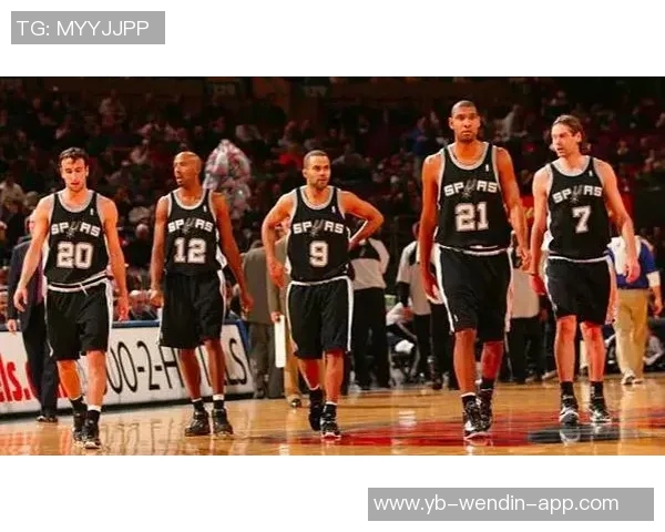 德克萨斯大学橄榄球队成员观战马刺星三代曼宁与文班合影互换球衣精彩瞬间 德克萨斯大学橄榄球队成员观战马刺星三代曼宁与文班合影互换球衣精彩瞬间