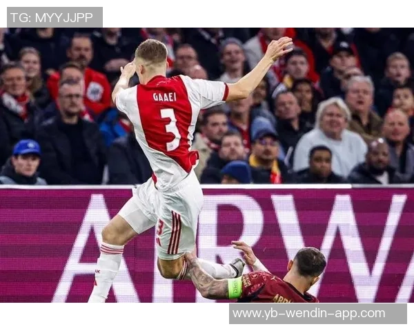 阿贾克斯比赛因球迷燃放烟花纪念逝者中断43分钟后被取消